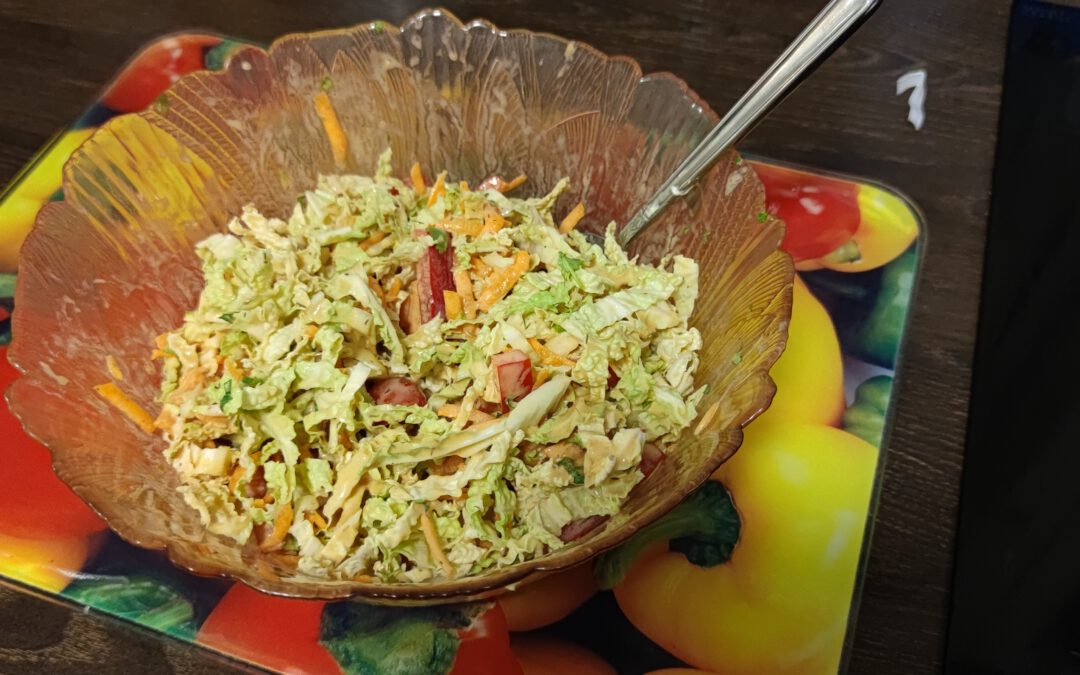 Salat mit Dressing – Chinakohl